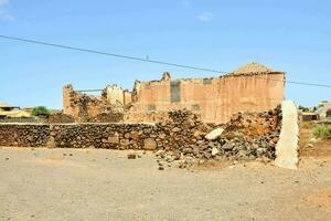 il rovine di un vecchio Chiesa nel il mezzo di un' deserto foto