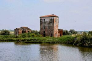 un vecchio edificio si siede su il bordo di un' lago foto