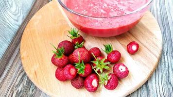 tazza di vetro con purea di frutta e bacche foto