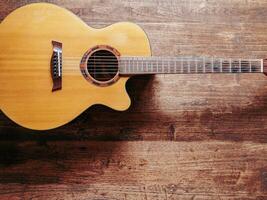 chitarra classica su fondo in legno foto