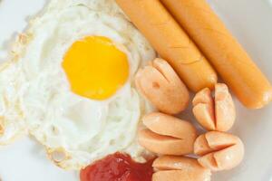 prima colazione fritte uovo salsiccia foto