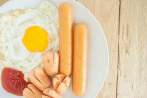 prima colazione fritte uovo salsiccia foto