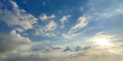 un' blu cielo con nuvole e un' pochi nuvole, blu cielo, bianca nube tempo periodo di nuvole nel il cielo, il sole brilla attraverso il nuvole nel Questo foto, drammatico cielo nuvole foto