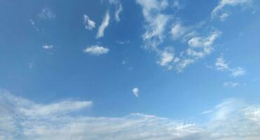 un' blu cielo con nuvole e un' pochi nuvole, blu cielo, bianca nube tempo periodo di nuvole nel il cielo, il sole brilla attraverso il nuvole nel Questo foto, drammatico cielo nuvole foto