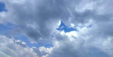 un' blu cielo con nuvole e un' blu cielo, blu cielo e bianca nube chiaro estate Visualizza, un' grande bianca nube è nel il cielo, un' blu cielo con nuvole e alcuni bianca nuvole foto