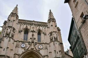 un' grande Cattedrale con un' orologio su il davanti foto