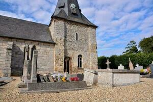 un' Chiesa con un' campanile e un' cimitero foto