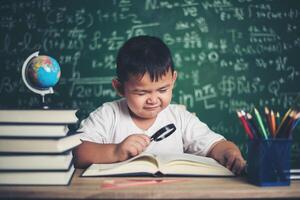 bambino che osserva o studia il modello educativo del globo in classe. foto