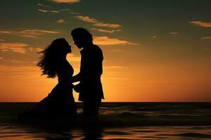 silhouette di un' amorevole coppia su il spiaggia a tramonto, silhouette coppia nel amore emerge a partire dal il oceano estate sensazione, ai generato foto