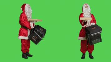 padre Natale costume fattorino trasporto tematico zaino con veloce cibo ordine, natale vacanza consegna concetto. santo nick in posa contro pieno corpo schermo verde sfondo. foto