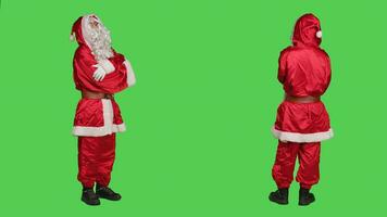 padre Natale nel costume in piedi al di sopra di pieno corpo schermo verde sfondo, in posa come principale personaggio durante inverno vacanze. uomo vestito piace Santa Claus con bianca barba avendo divertimento. foto