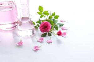 trattamenti termali alla rosa su un tavolo di legno bianco