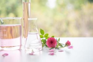 trattamenti termali alla rosa su un tavolo di legno bianco