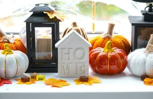 accogliente autunno arredamento su il davanzale con zucche, autunno foglie, un' Casa e chiavi - autunno umore, Halloween, alloggi, trasloco, mutuo, assicurazione. foto