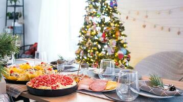 servendo un' festivo tavolo con spuntini, insalate e Gli extra avvicinamento nel il moderno interno di un' soffitta Casa decorato per Natale e nuovo anno. in attesa per ospiti per un' festivo cena foto