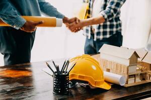 costruzione e struttura concetto di ingegnere Lavorando disegno su planimetria incontro per progetto Lavorando con compagno su modello edificio e ingegneria utensili nel Lavorando luogo, costruzione concetto. foto