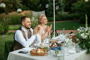 sera matrimonio cena in famiglia nella foresta foto