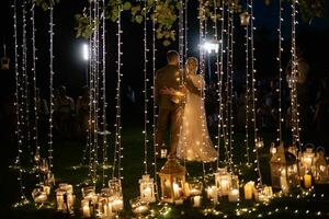 notte nozze cerimonia di il Novelli sposi nel un' nazione Villetta foto