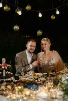 sera matrimonio cena in famiglia nella foresta foto