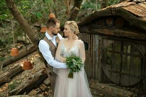 nozze camminare di il sposa e sposo nel un' conifero nel elfo Accessori foto