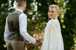 il primo incontro di il sposa e sposo foto