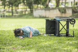 la donna anziana ha bisogno di aiuto dopo l'incidente da una sedia a rotelle. foto