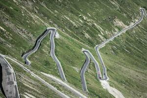 serpentina montagna strada nel italiano Alpi, stelvio passaggio, passo dello stelvio, stelvio naturale parco foto