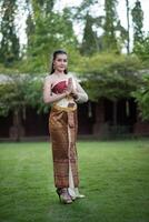 bella donna che indossa il tipico abito tailandese foto