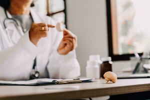 femmina medico Tenere virtuale polmoni nel mano. handrawn umano organo, copia spazio su giusto lato, crudo foto colori. assistenza sanitaria ospedale servizio concetto azione foto