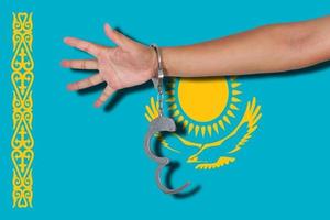 manette con la mano sulla bandiera del kazakistan foto
