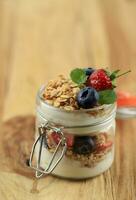 muesli parfait con fatti in casa avena muesli, fresco frutti di bosco e greco yogur foto