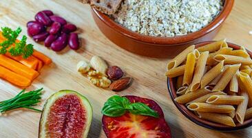 Basso zucchero e alto fibra cibo. fagioli, carote, prezzemolo, Figura, pomodoro, avena, noccioline. messa a fuoco su primo piano foto