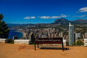 paesaggio su il spagnolo costa vicino il città di benidorm su un' estate giorno foto