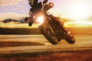uomo equitazione sport motociclo su asfalto autostrada foto