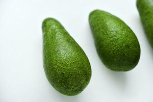 maturo succoso avocado frutta su un' bianca sfondo. vegetariano verdure. verde frutta. foto