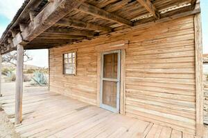 il vecchio di legno Casa nel il deserto foto