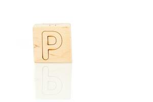 di legno cubi con lettere p su un' bianca sfondo foto