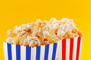 bicchiere con Popcorn su un' giallo sfondo foto