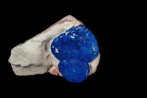 macro minerale pietra azzurrite nel siltite contro nero sfondo foto