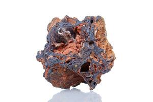 macro minerale pietra goethite su un' bianca sfondo foto