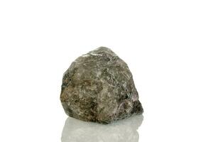 macro minerale pietra apatite su un' bianca sfondo foto