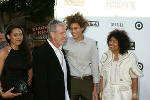 ron perlman e famiglia a il prima di ragazzo infernale 2 a il villaggio Teatro nel Westwood circa su giugno 28 2008 foto