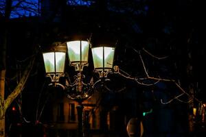 un' strada leggero è illuminato su a notte foto