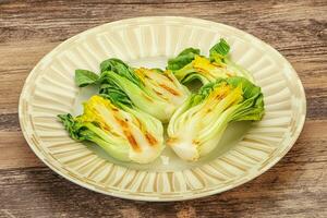 insalata vegana di bok choy alla griglia foto