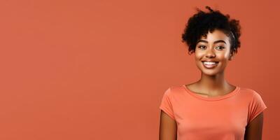 sorridendo giovane donna con buio pelle e corto curato capelli isolato su piatto rosso pastello sfondo con copia spazio. modello per bandiera di cosmetico prodotti, bellezza salone e odontoiatria. ai generativo foto