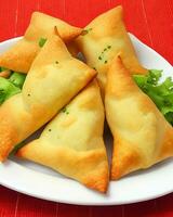 ai generato delizioso pollo samosa con verde peperoncino sos e asciutto peperoncino sos gratuito foto