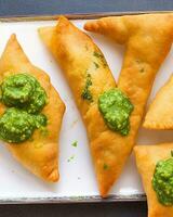 ai generato delizioso pollo samosa con verde peperoncino sos e asciutto peperoncino sos gratuito foto