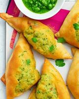 ai generato delizioso pollo samosa con verde peperoncino sos e asciutto peperoncino sos gratuito foto