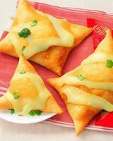 ai generato delizioso pollo samosa con verde peperoncino sos e asciutto peperoncino sos gratuito foto