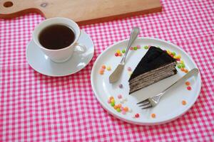 pezzo di fatti in casa cioccolato crepes torta su un' bianca piatto foto